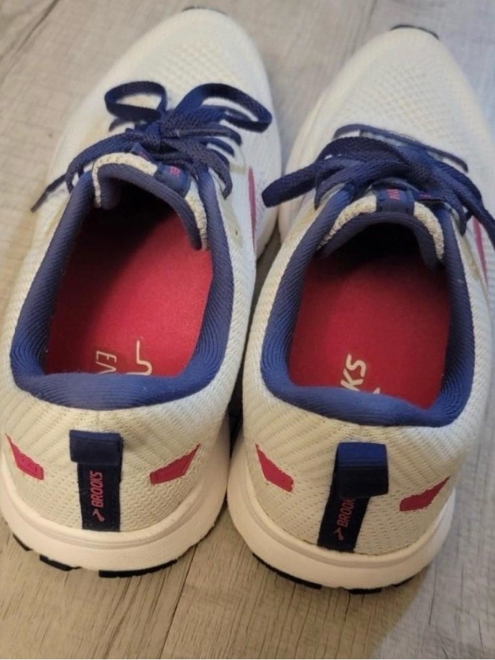 Women’s White Brooks Revel 9.5 - Picture 8 of 8